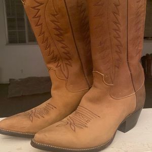 Lightly used light brown Justin cowgirl boots. True to size!